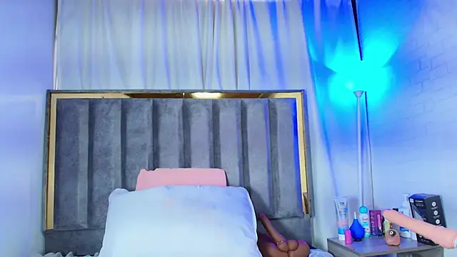 Zoe Curvy online show from 3, 10, 2025