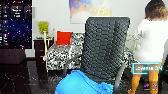 Snapshot of Julia_Dean chatting on 30, 10, 2025 Julia Dean online show from 30, 10, 2025