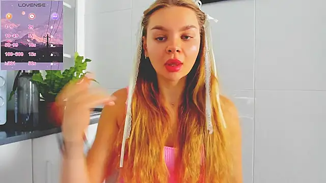 Snapshot of Molly_sweetie chatting on 10, 7, 2026 Molly sweetie online show from 10, 7, 2026