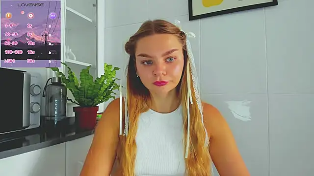 Snapshot of Molly_sweetie chatting on 4, 7, 2026 Molly sweetie online show from 4, 7, 2026