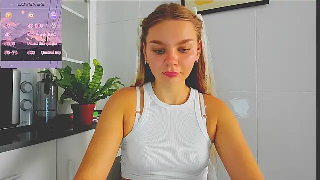 Snapshot of Molly_sweetie chatting on 17, 7, 2026 Molly sweetie online show from 17, 7, 2026
