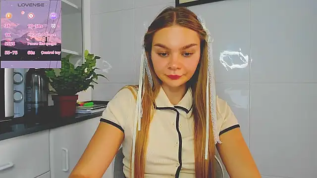 Snapshot of Molly_sweetie chatting on 10, 7, 2026 Molly sweetie online show from 10, 7, 2026