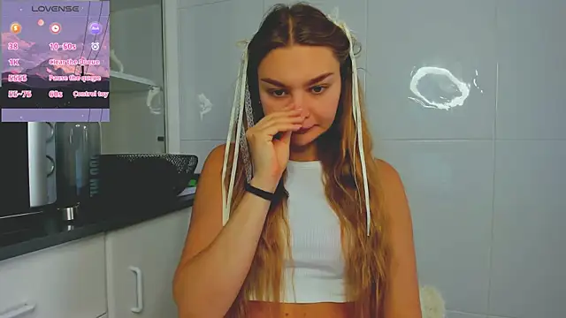 Snapshot of Molly_sweetie chatting on 18, 6, 2026 Molly sweetie online show from 18, 6, 2026