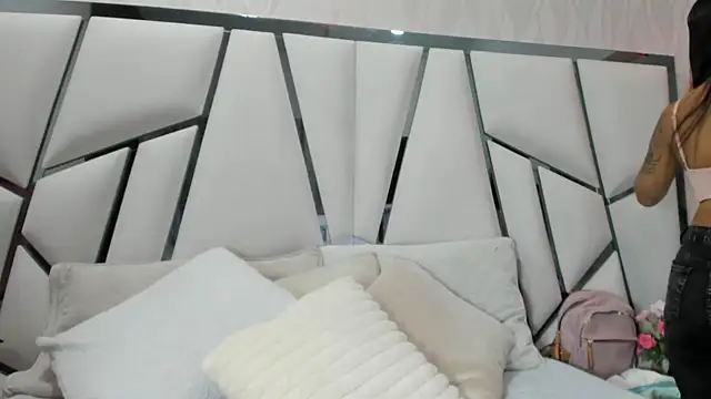  aurora18  online show from 15, 10, 2025