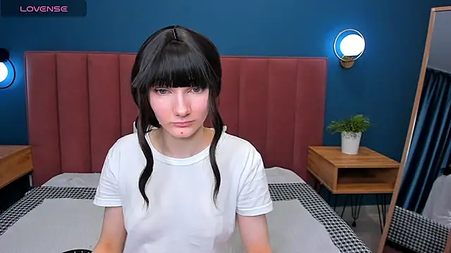 Lili flowerr online show from 11, 3, 2025