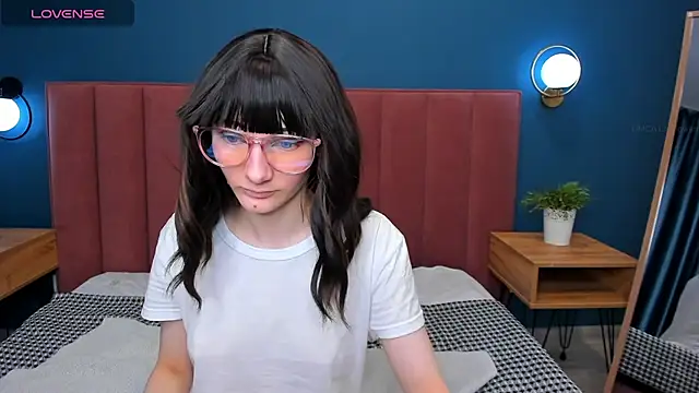 Lili flowerr online show from 11, 3, 2025