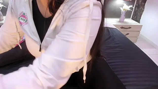 Miia Thompsonn online show from 11, 3, 2025