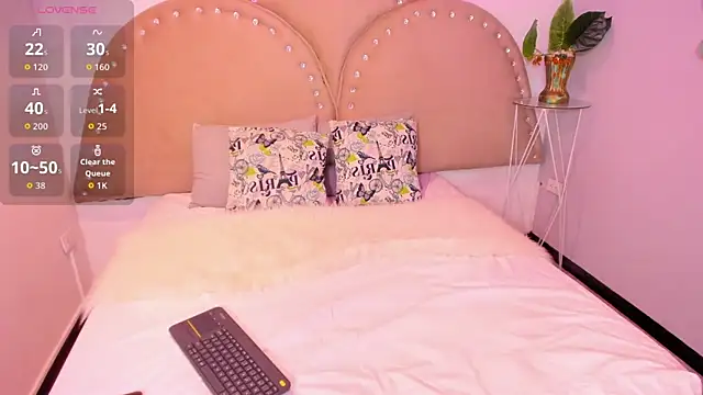 Miia Thompsonn online show from 16, 12, 2025