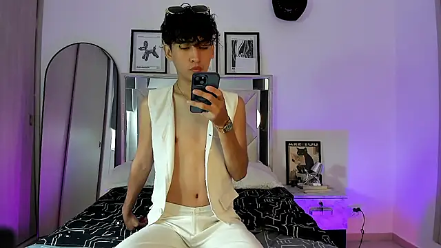 Snapshot of Adriien19 chatting on 21, 10, 2025 Adriien19 online show from 21, 10, 2025