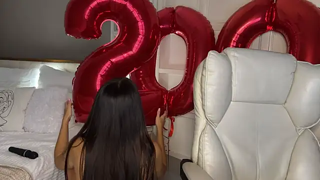 Snapshot of UrLillShy chatting on 4, 12, 2025 UrLillShy online show from 4, 12, 2025