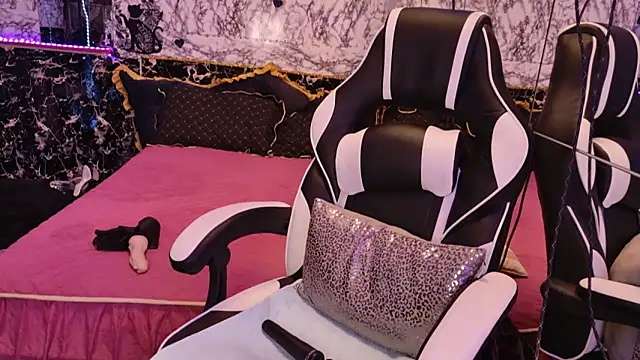 Luiza Hammer online show from 7, 3, 2025