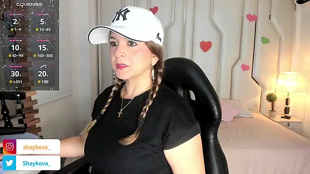 Evashayk  online show from 5, 3, 2025