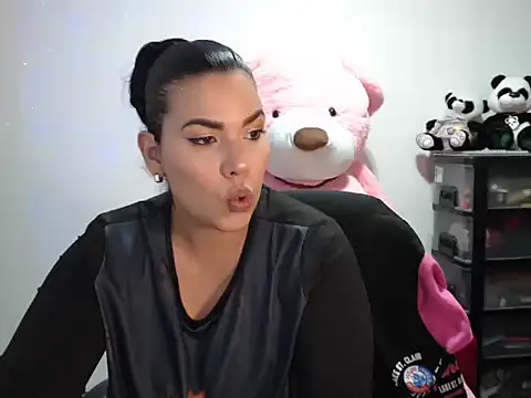 Snapshot of CarolinaRincon chatting on 22, 11, 2025 CarolinaRincon online show from 22, 11, 2025