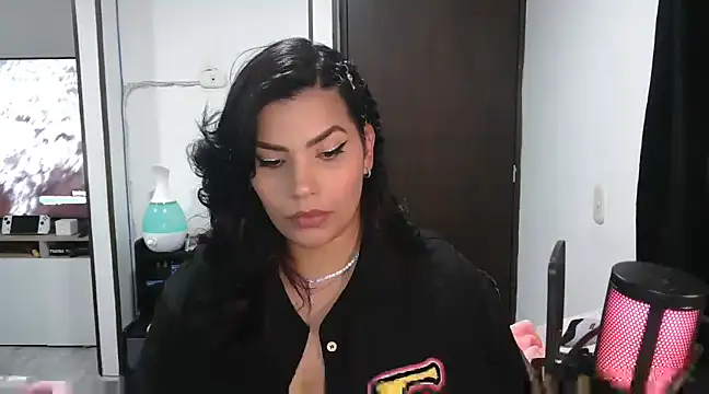 Snapshot of CarolinaRincon chatting on 18, 3, 2025 CarolinaRincon online show from 18, 3, 2025