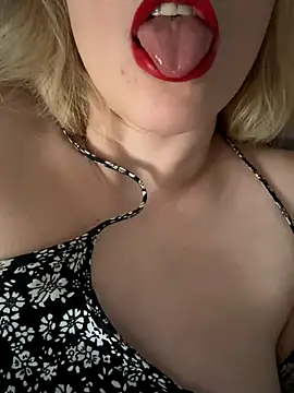 Yourdirtybitch online show from 30, 10, 2025