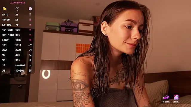 Snapshot of girl_with_snaketatto0 chatting on 21, 6, 2026 girl with snaketatto0 online show from 21, 6, 2026