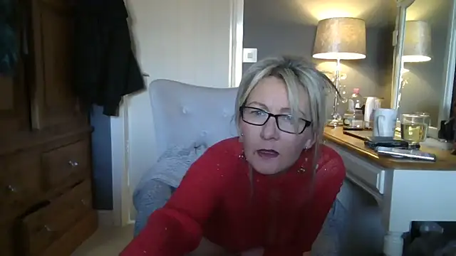 Roxie34dd online show from 24, 1, 2025