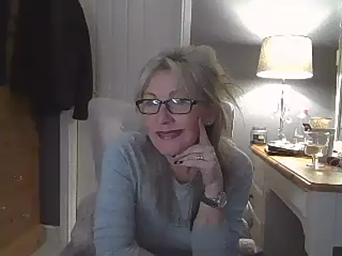 Roxie34dd online show from 10, 1, 2025