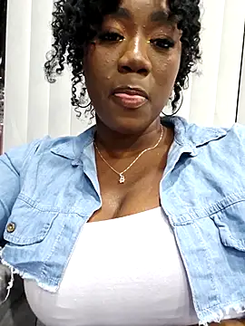 Snapshot of AfroditaRoy chatting on 9, 10, 2025 AfroditaRoy online show from 9, 10, 2025