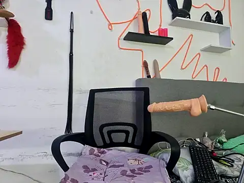 Snapshot of Sophiehuntress chatting on 4, 3, 2025 Sophiehuntress online show from 4, 3, 2025