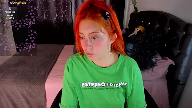 Violetaarey online show from 15, 4, 2026