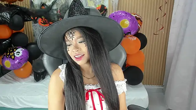 Snapshot of Lili_16 chatting on 28, 10, 2025 Lili 16 online show from 28, 10, 2025