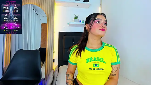 Snapshot of coraline_v chatting on 18, 12, 2025 coraline v online show from 18, 12, 2025