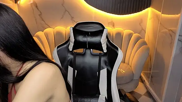  mia collins b  online show from 28, 11, 2025