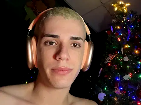 Snapshot of Cristian_Delgado chatting on 4, 12, 2025 Cristian Delgado online show from 4, 12, 2025