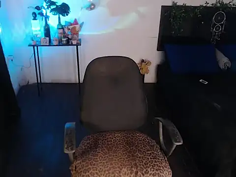 Snapshot of LiaScarlett chatting on 2, 11, 2025 LiaScarlett online show from 2, 11, 2025