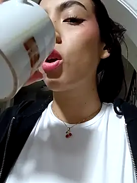 Julie Bennet online show from 17, 10, 2025