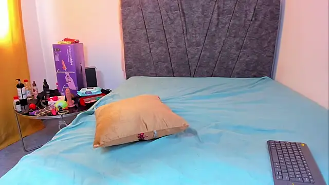 bella-black online show from 16, 4, 2026