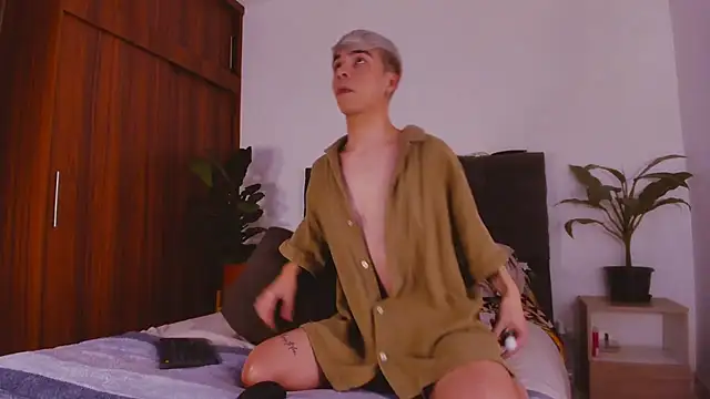 2gays 1Str8 online show from 30, 1, 2025