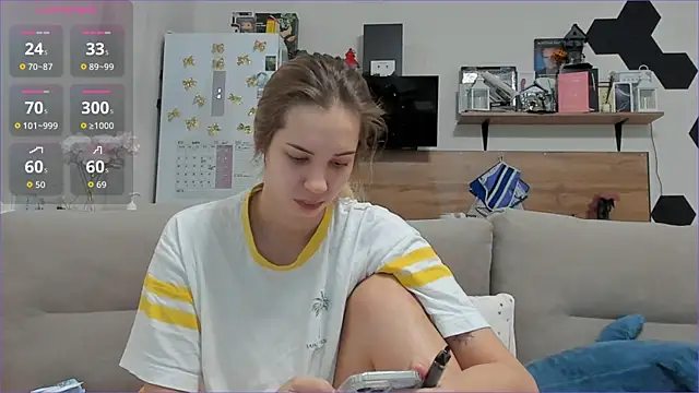 Girl alone home online show from 30, 11, 2025