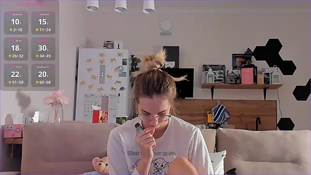 Girl alone home online show from 14, 11, 2025