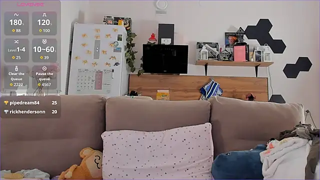 Girl alone home online show from 29, 11, 2025