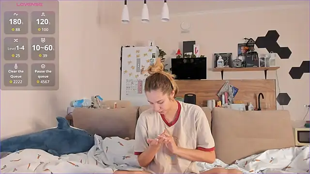 Girl alone home online show from 26, 9, 2025