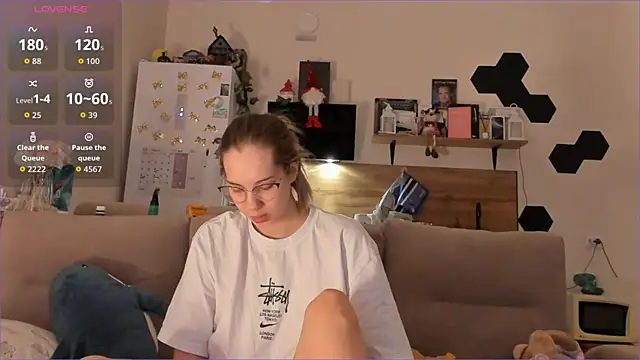 Snapshot of Girl_alone_home chatting on 12, 1, 2026 Girl alone home online show from 12, 1, 2026