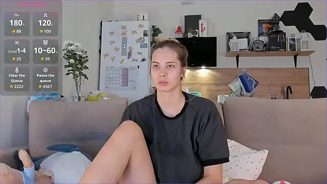 Girl alone home online show from 18, 10, 2025