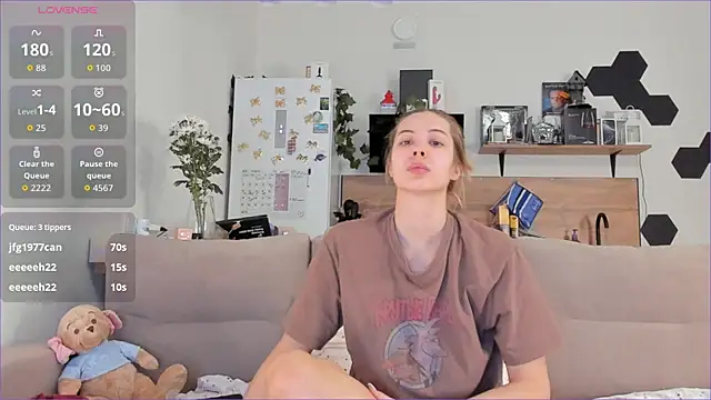 Girl alone home online show from 25, 10, 2025