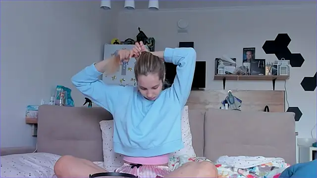 Girl alone home online show from 14, 5, 2026