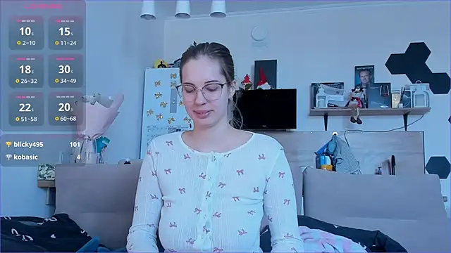 Girl alone home online show from 27, 3, 2026