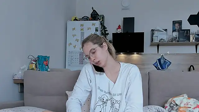 Girl alone home online show from 30, 5, 2026