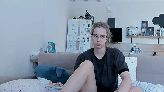 Girl alone home online show from 18, 5, 2026