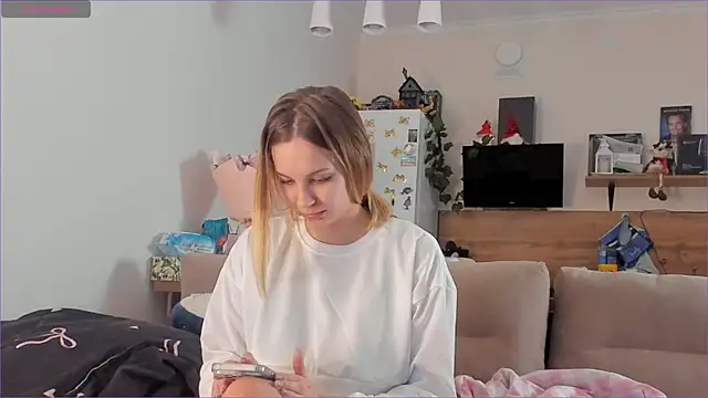 Girl alone home online show from 19, 3, 2026