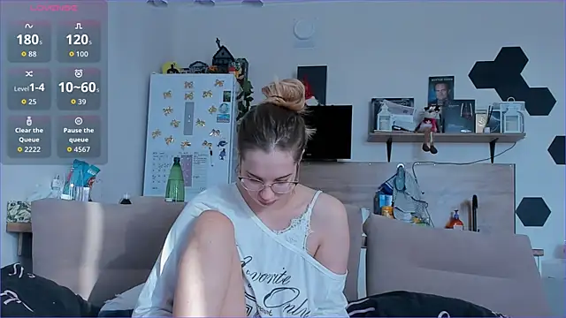 Girl alone home online show from 29, 3, 2026