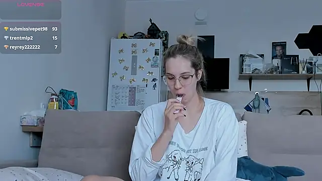 Girl alone home online show from 31, 5, 2026