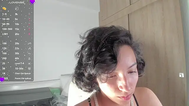 Snapshot of laura-hills18 chatting on 3, 10, 2025 laura-hills18 online show from 3, 10, 2025