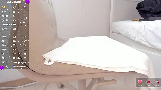 Snapshot of laura-hills18 chatting on 1, 10, 2025 laura-hills18 online show from 1, 10, 2025