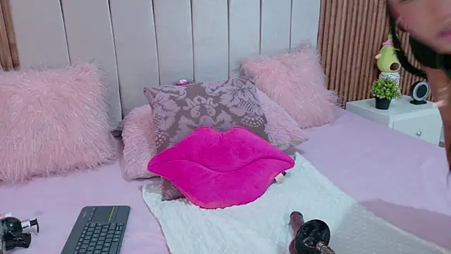 Snapshot of cristal_subin69 chatting on 16, 11, 2025 cristal subin69 online show from 16, 11, 2025